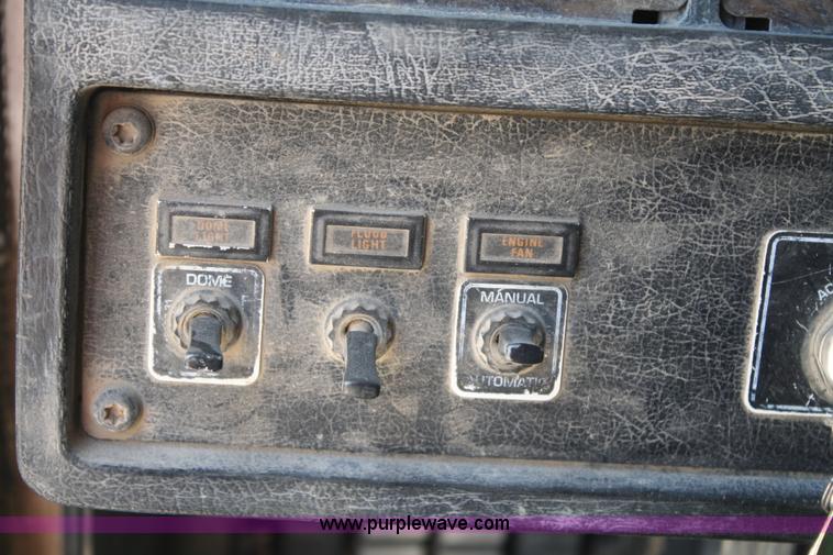 image for item B6799 1997 Kenworth T600 semi truck