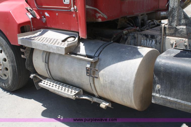 image for item B6799 1997 Kenworth T600 semi truck