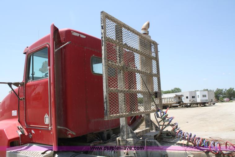 image for item B6799 1997 Kenworth T600 semi truck