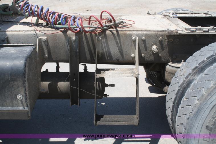 image for item B6799 1997 Kenworth T600 semi truck