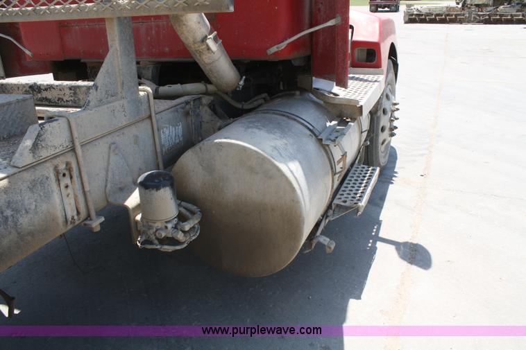 image for item B6799 1997 Kenworth T600 semi truck