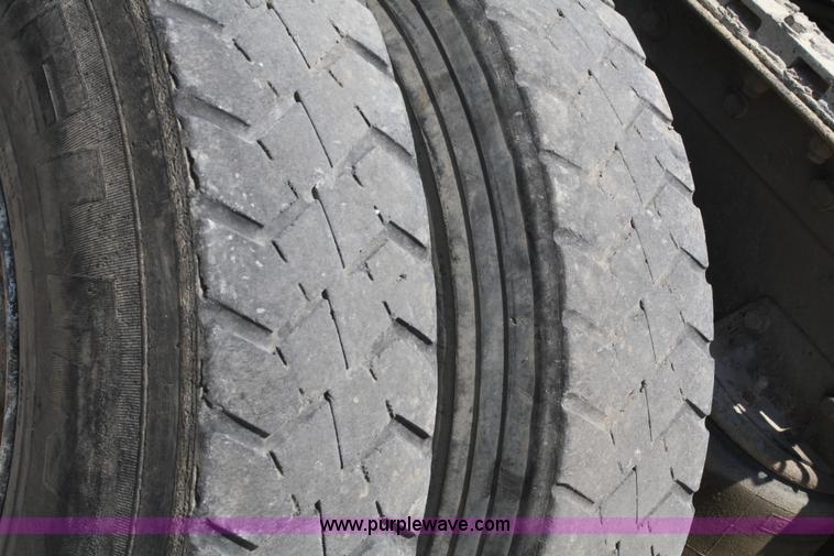 image for item B6799 1997 Kenworth T600 semi truck