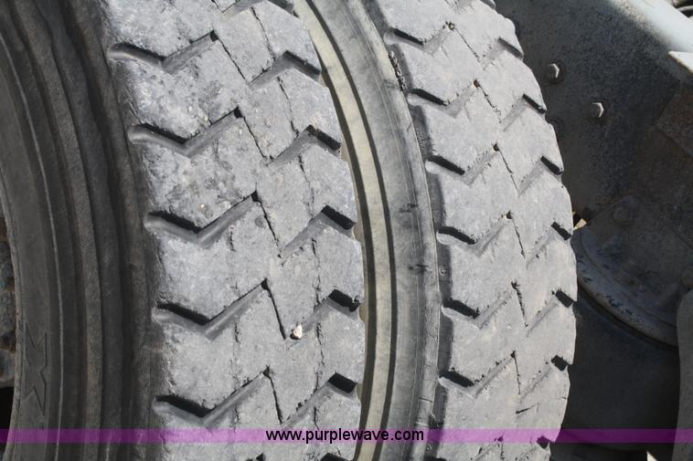 image for item B6799 1997 Kenworth T600 semi truck