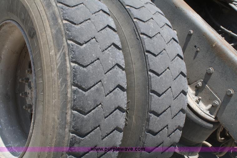 image for item B6799 1997 Kenworth T600 semi truck