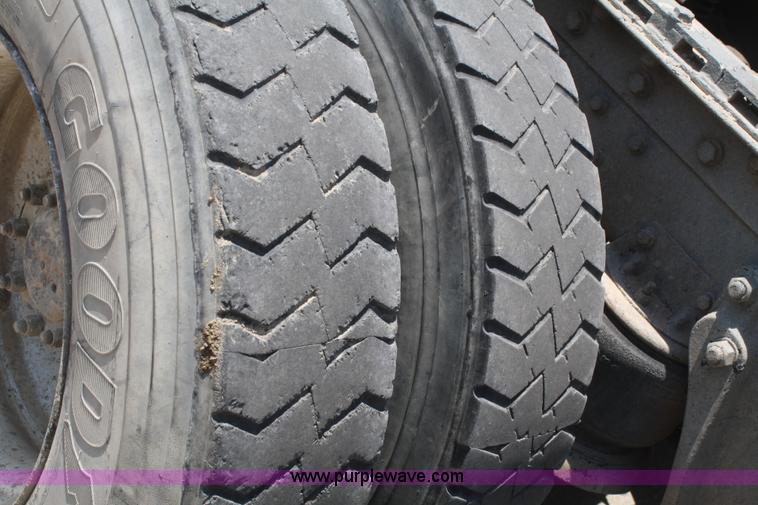 image for item B6799 1997 Kenworth T600 semi truck