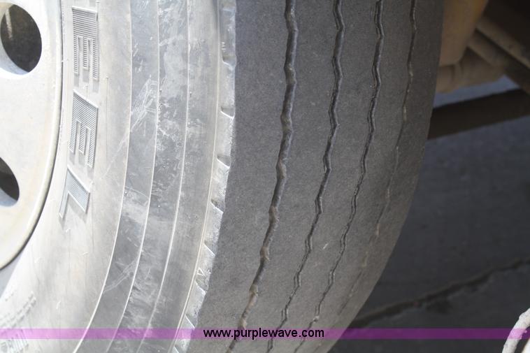 image for item B6799 1997 Kenworth T600 semi truck