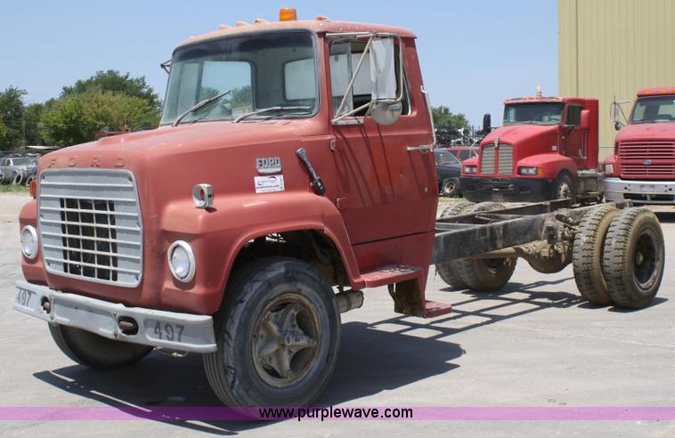 image for item B6801 1974 Ford F700 truck cab and chassis