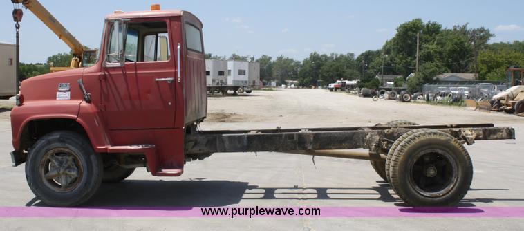 image for item B6801 1974 Ford F700 truck cab and chassis