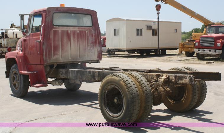 image for item B6801 1974 Ford F700 truck cab and chassis
