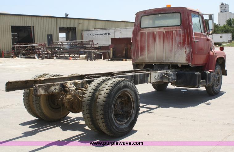 image for item B6801 1974 Ford F700 truck cab and chassis