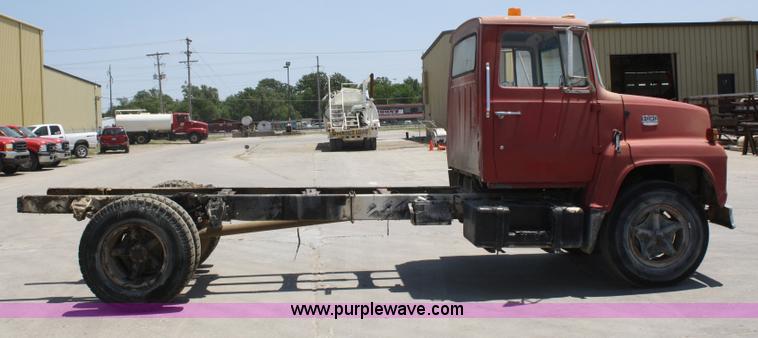 image for item B6801 1974 Ford F700 truck cab and chassis