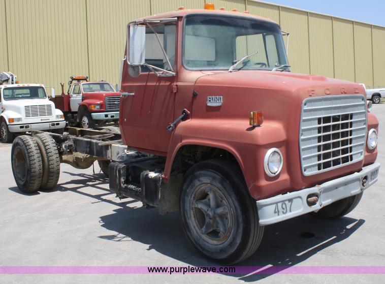 image for item B6801 1974 Ford F700 truck cab and chassis