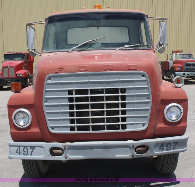 image for item B6801 1974 Ford F700 truck cab and chassis