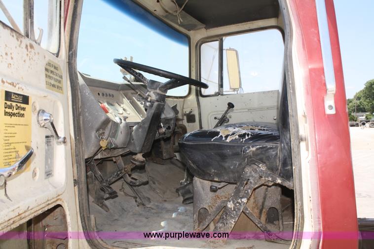 image for item B6801 1974 Ford F700 truck cab and chassis