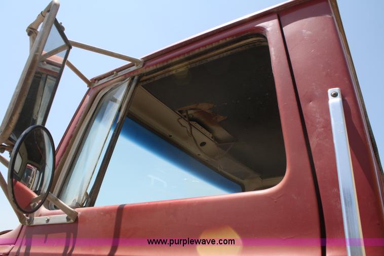 image for item B6801 1974 Ford F700 truck cab and chassis