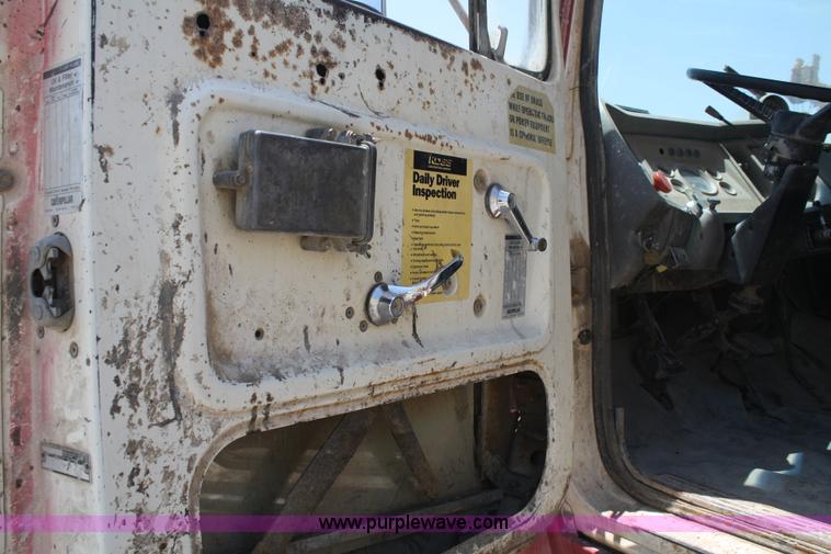 image for item B6801 1974 Ford F700 truck cab and chassis