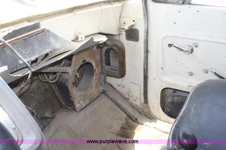 image for item B6801 1974 Ford F700 truck cab and chassis