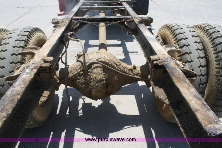 image for item B6801 1974 Ford F700 truck cab and chassis