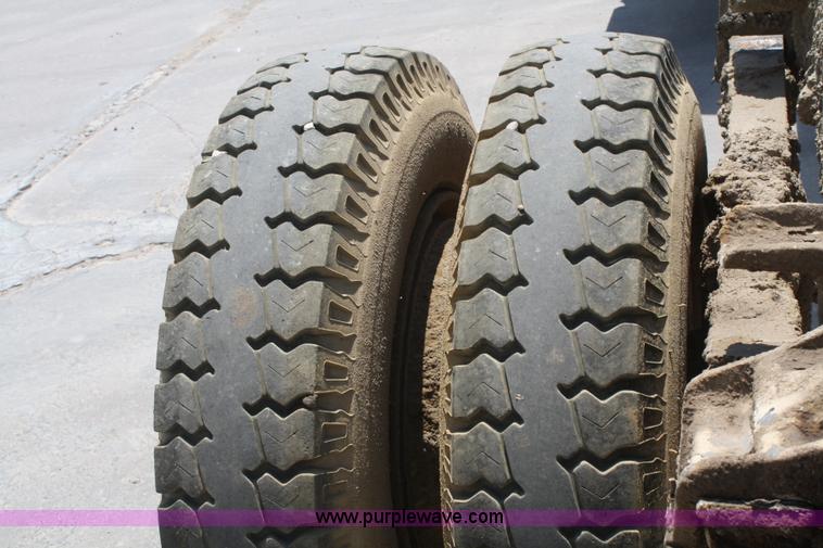 image for item B6801 1974 Ford F700 truck cab and chassis