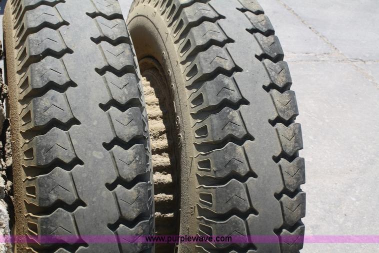 image for item B6801 1974 Ford F700 truck cab and chassis