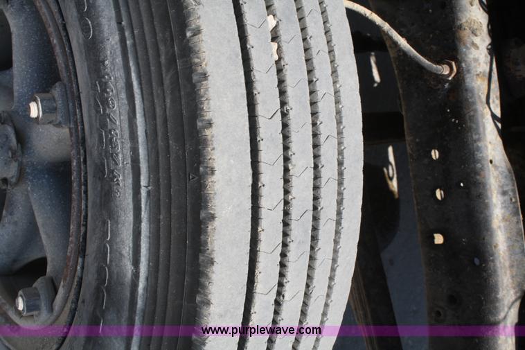 image for item B6801 1974 Ford F700 truck cab and chassis