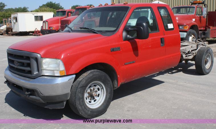 image for item B6804 2002 Ford F350 XL Super Duty SuperCab pickup truck cab and chassis