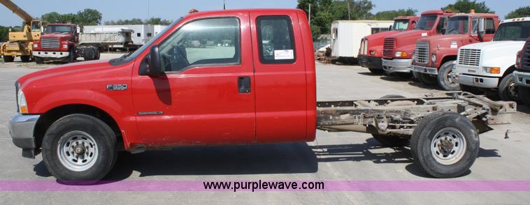 image for item B6804 2002 Ford F350 XL Super Duty SuperCab pickup truck cab and chassis