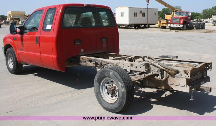 image for item B6804 2002 Ford F350 XL Super Duty SuperCab pickup truck cab and chassis