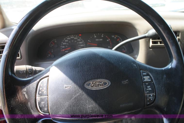 image for item B6804 2002 Ford F350 XL Super Duty SuperCab pickup truck cab and chassis