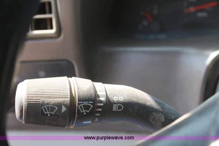 image for item B6804 2002 Ford F350 XL Super Duty SuperCab pickup truck cab and chassis