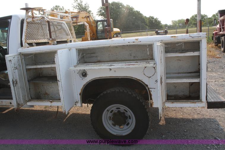 image for item B6845 2001 Ford F250 Super Duty pickup truck