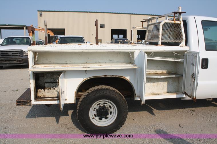 image for item B6845 2001 Ford F250 Super Duty pickup truck