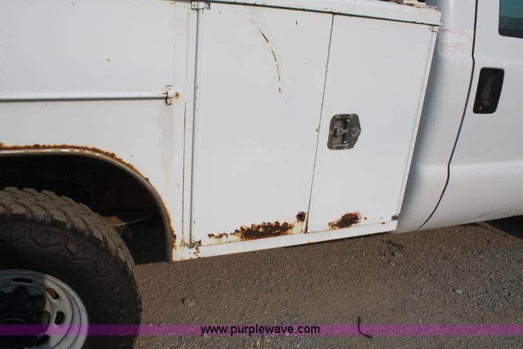 image for item B6845 2001 Ford F250 Super Duty pickup truck