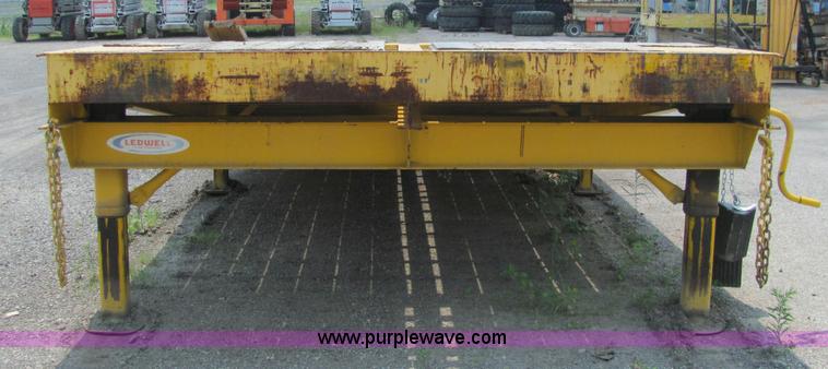 image for item C2578 2006 Ledwell LW25RMP portable loading ramp
