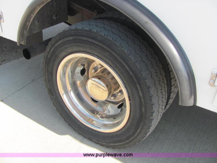 image for item C2580 2006 Ford F550 XL Super Duty utility pickup truck