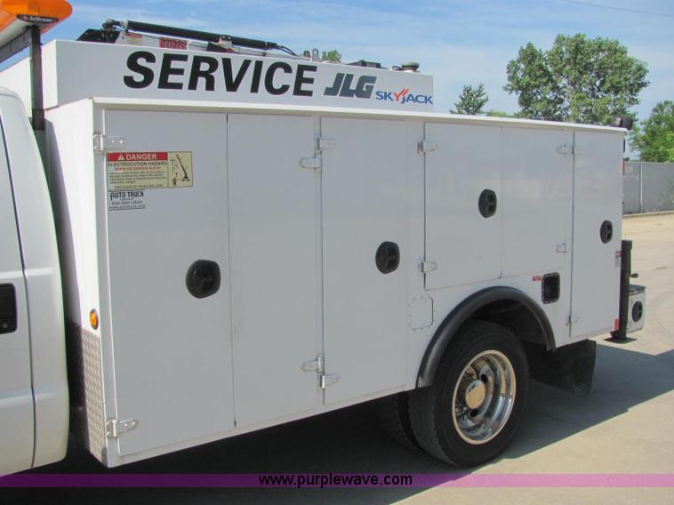 image for item C2580 2006 Ford F550 XL Super Duty utility pickup truck