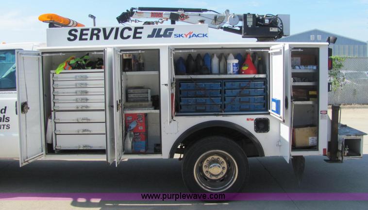 image for item C2580 2006 Ford F550 XL Super Duty utility pickup truck