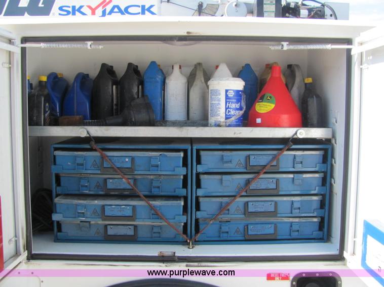 image for item C2580 2006 Ford F550 XL Super Duty utility pickup truck