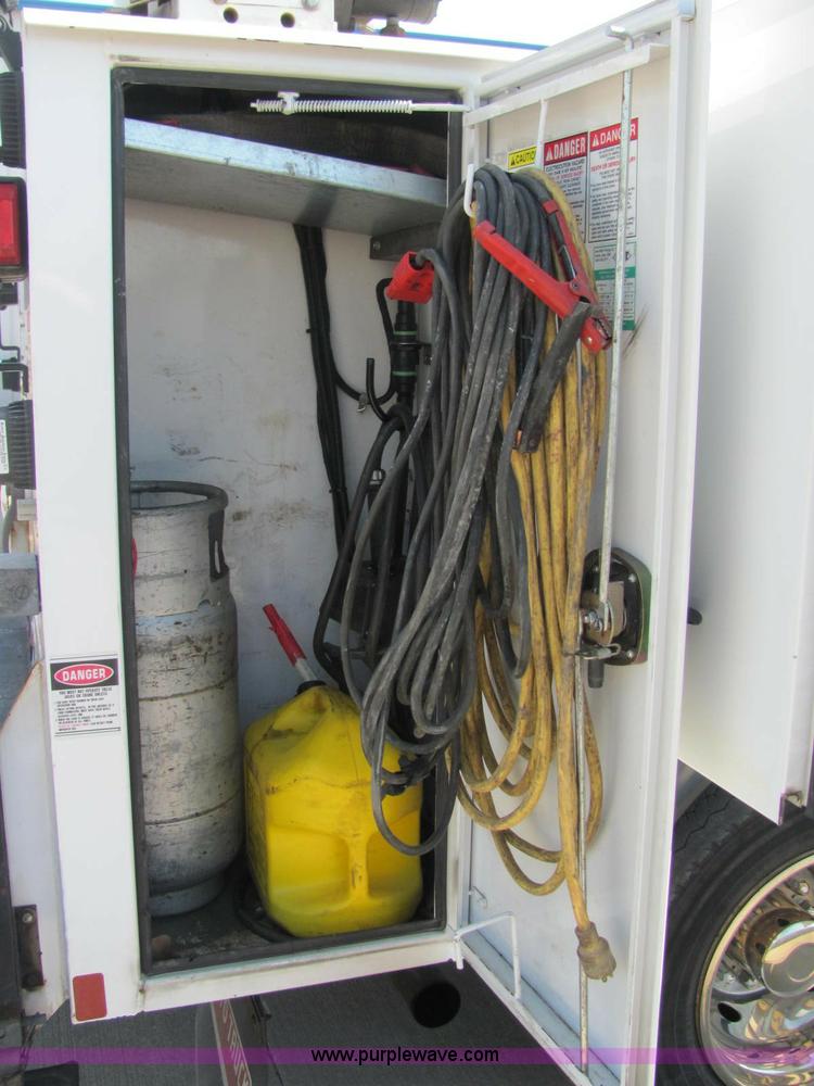 image for item C2580 2006 Ford F550 XL Super Duty utility pickup truck