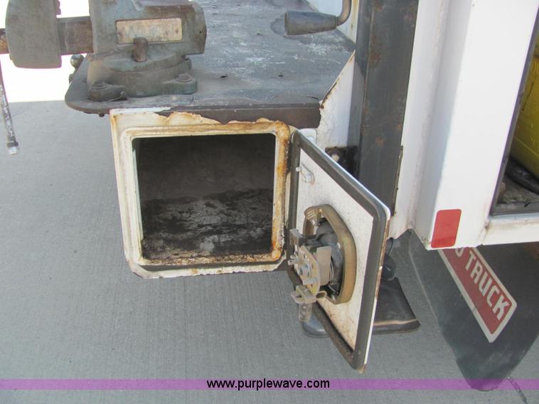 image for item C2580 2006 Ford F550 XL Super Duty utility pickup truck