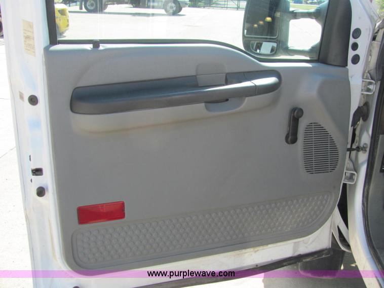 image for item C2580 2006 Ford F550 XL Super Duty utility pickup truck