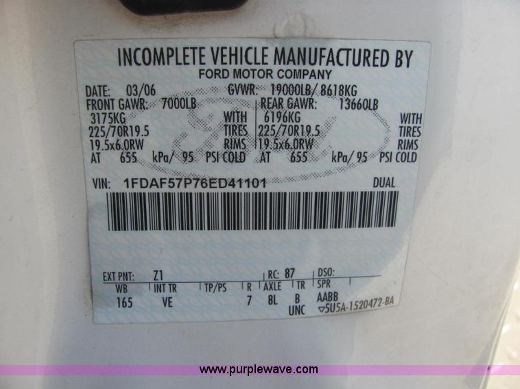 image for item C2580 2006 Ford F550 XL Super Duty utility pickup truck