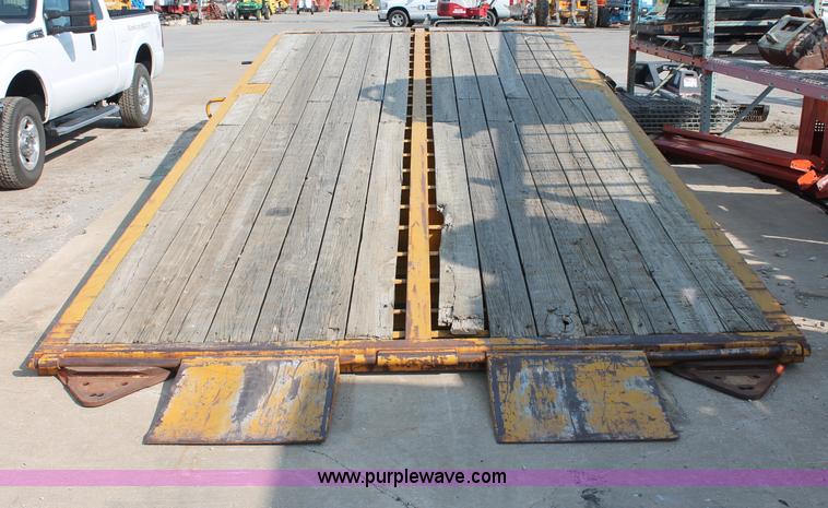 image for item C2611 2001 Ledwell LW25X120 portable loading ramp