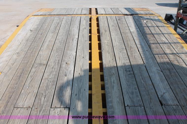 image for item C2611 2001 Ledwell LW25X120 portable loading ramp