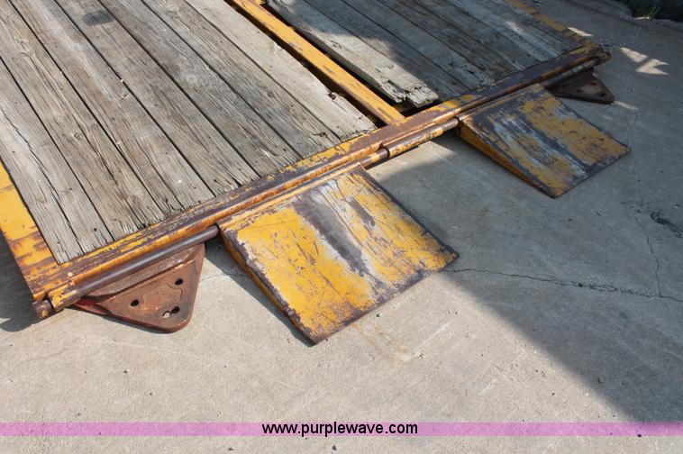 image for item C2611 2001 Ledwell LW25X120 portable loading ramp