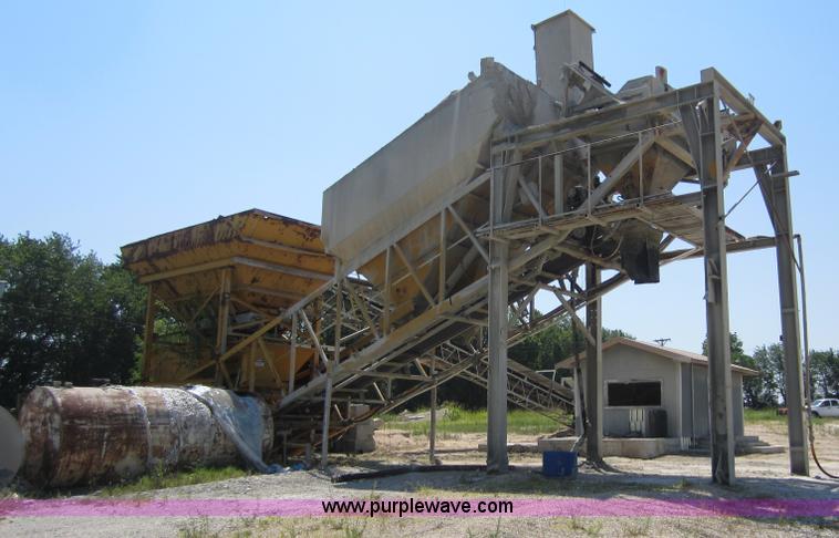 image for item D2034 1982 Vince Hagan HSM-10300-B portable concrete conveyor batch plant