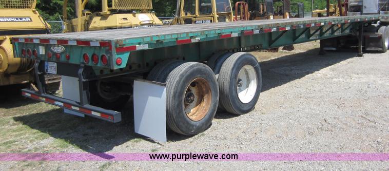 image for item D2039 2001 Fontaine 48' flatbed trailer