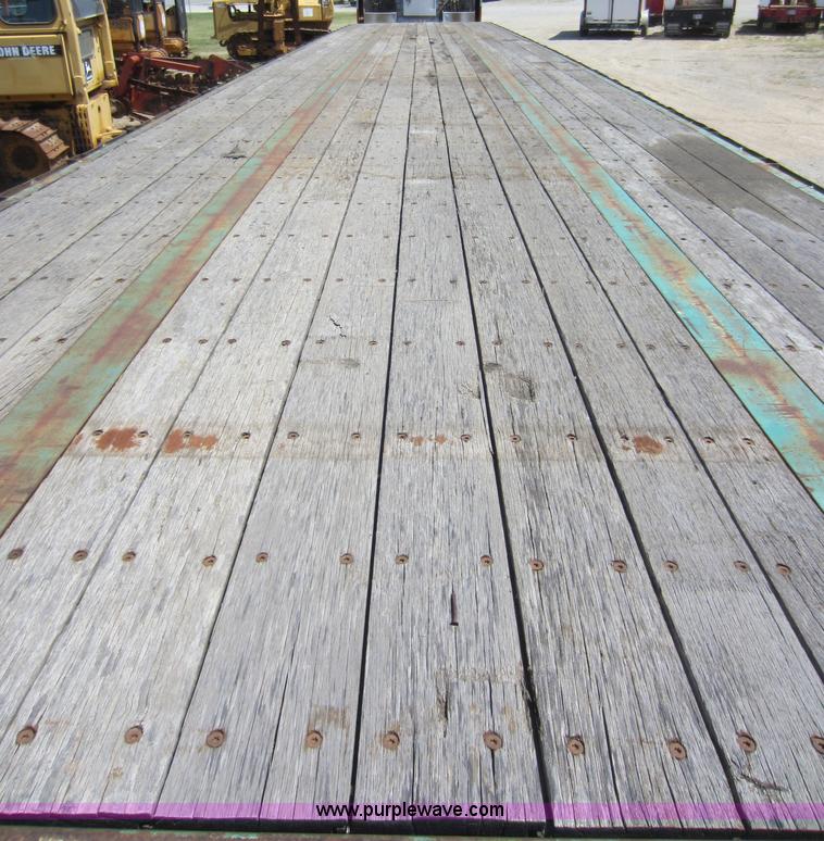 image for item D2039 2001 Fontaine 48' flatbed trailer