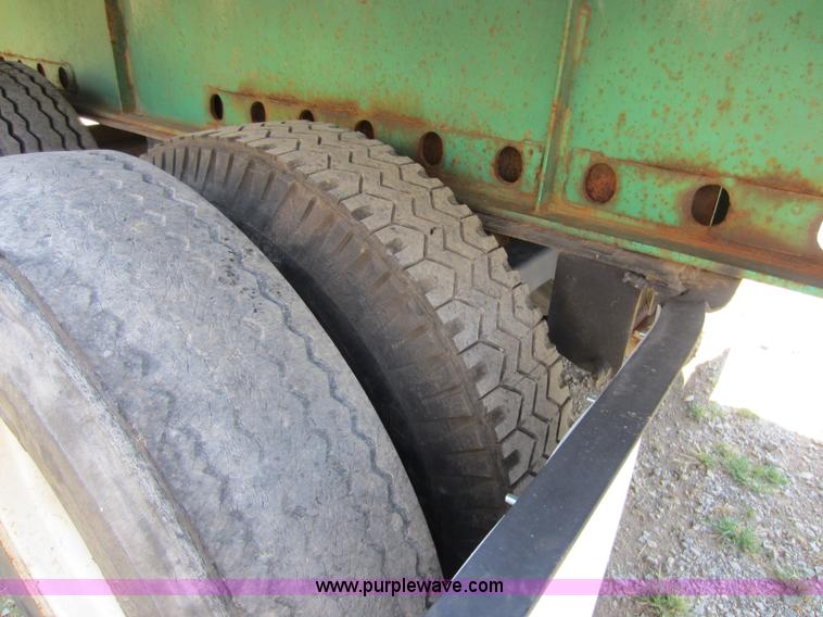 image for item D2039 2001 Fontaine 48' flatbed trailer