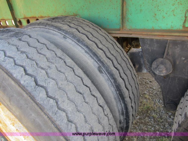 image for item D2039 2001 Fontaine 48' flatbed trailer